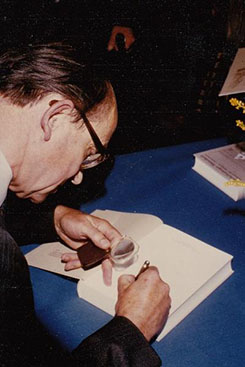 Alois Grimm signiert am 27. Juni 1985 sein erstes Häuserbuch