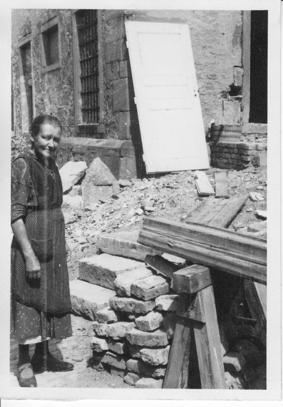 Foto von Alois Grimm 1946 Katarina Grimm geb Stöckinger (Mutter von Alois Grimm) richten sich in den Ruinen des Bassenheimer Hofs ein, da das eigene Anwesen in der Fischergasse 12 durch Kriegsschäden völlig unbewohnbar war.