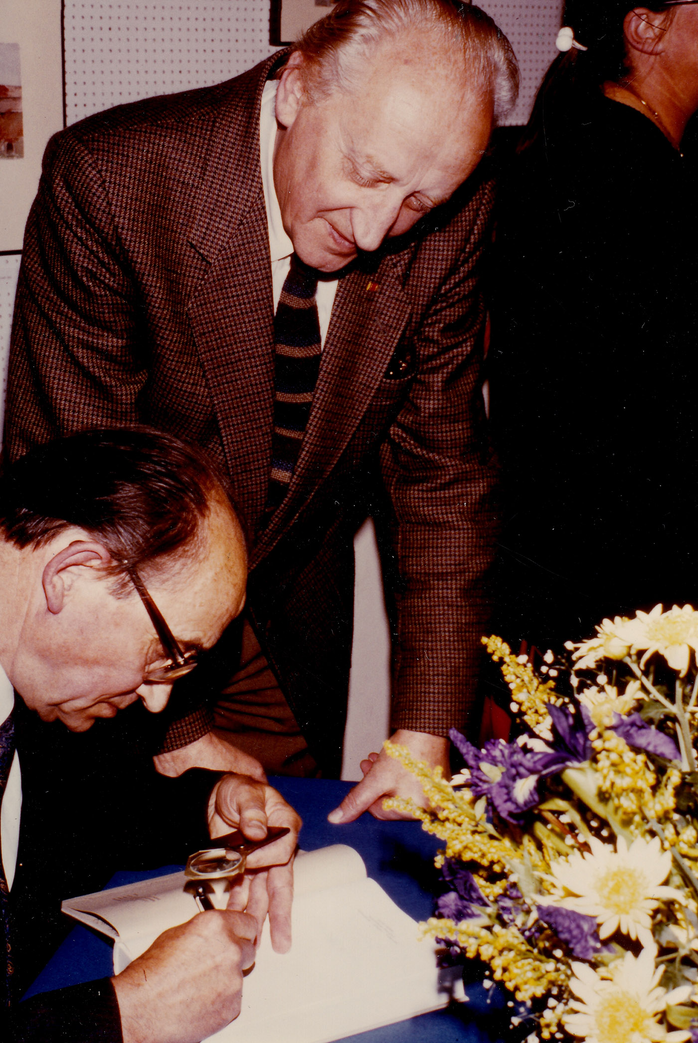 1985 Stadtrat Alfred Lamotte bei Häuserbuchsignierung 27