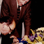 1985 Stadtrat Alfred Lamotte bei Häuserbuchsignierung 27