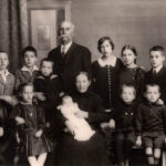 Familienbild 1925 Alois Grimm vorne mit Buch