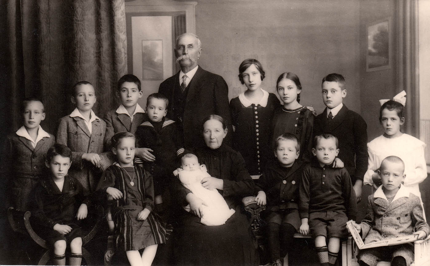 Familienbild 1925 Alois Grimm vorne mit Buch