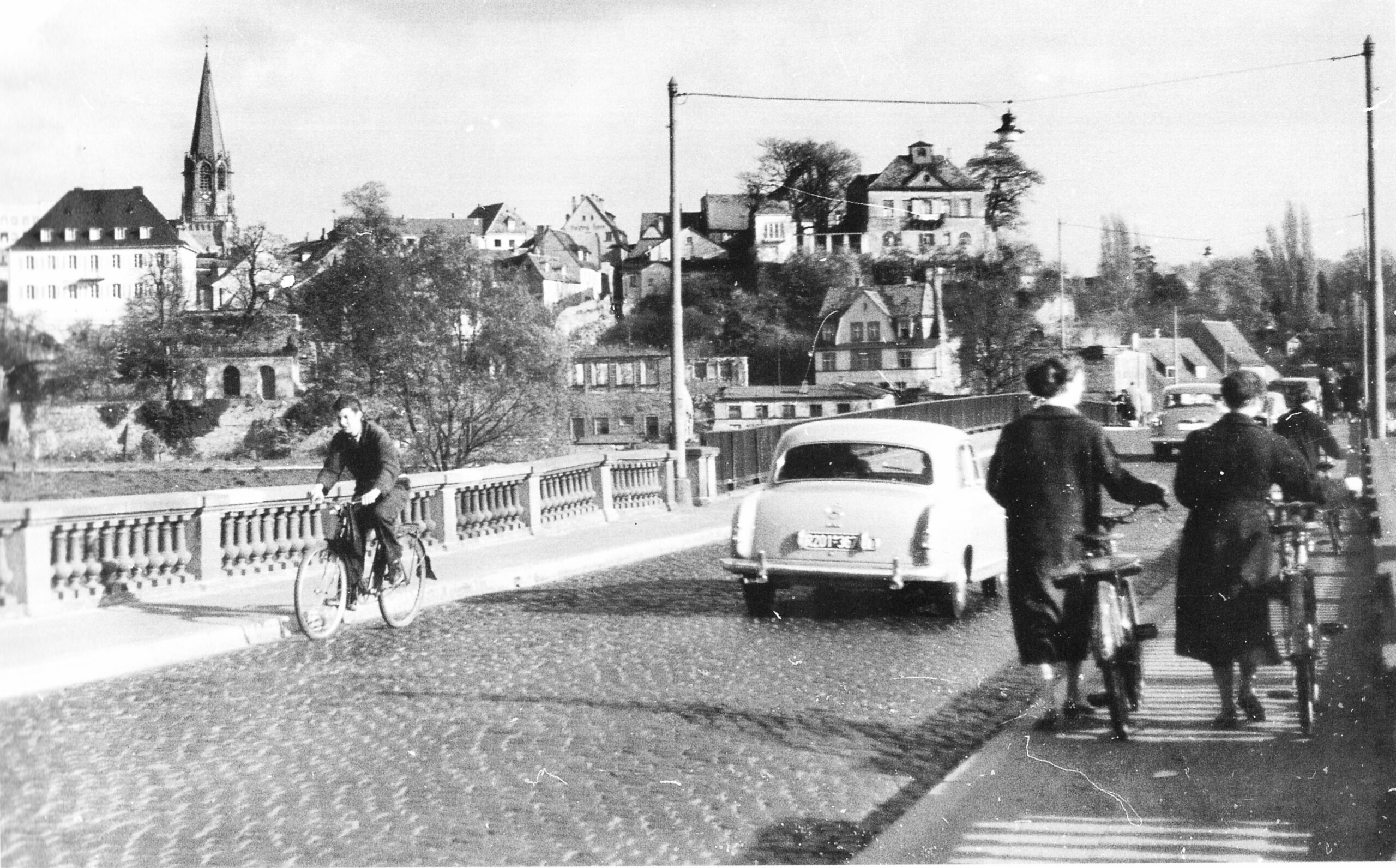 Blick über die Mainbrücke 1957